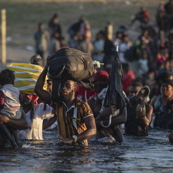 Haitian migrants cross Rio Grande